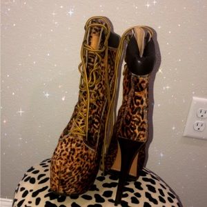 Leopard print heeled size 9 boots!